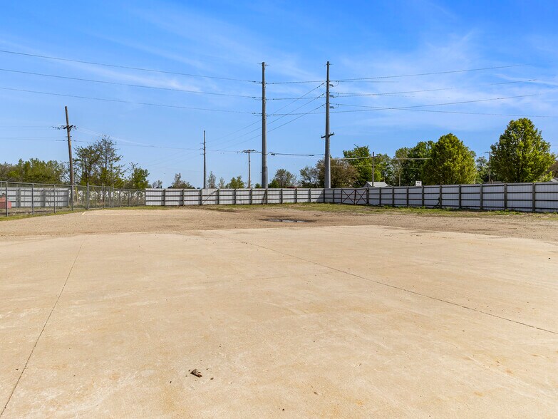 More Photos Of 200 E Broadway St, Three Rivers Manufacturing For Lease