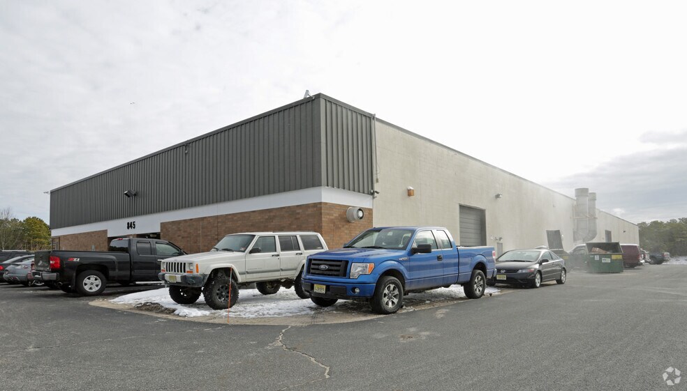More Photos Of 845 Towbin Ave, Lakewood Warehouse For Lease