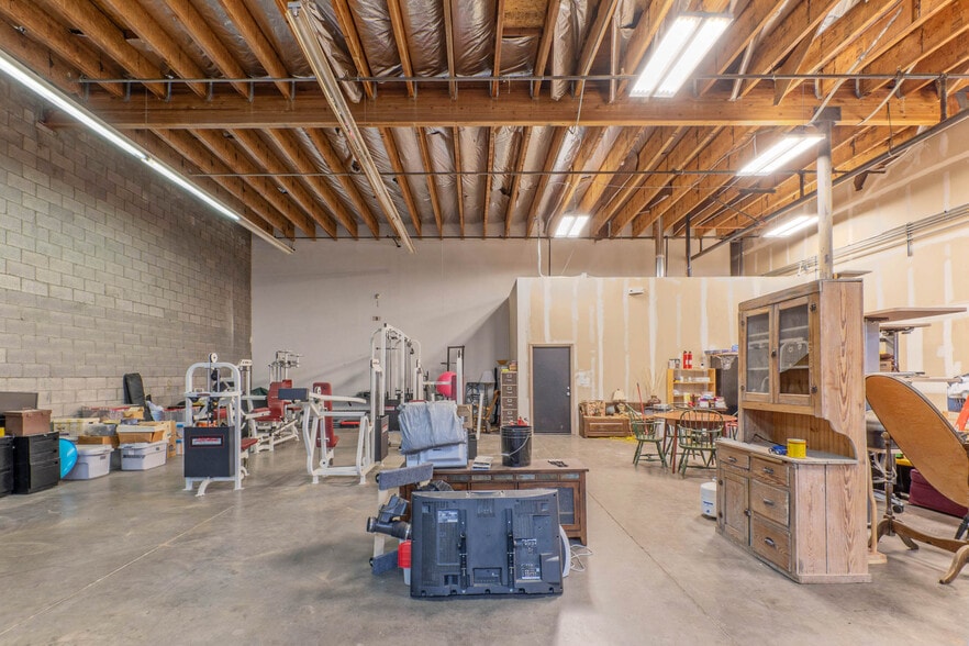 More Photos Of 2001 W Alameda Dr, Tempe Warehouse For Lease