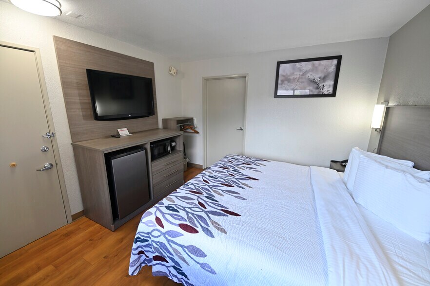 More Photos Of 138 W White, San Antonio Hotel For Sale