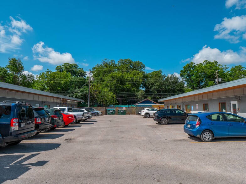 More Photos Of 1711 E Cesar Chavez St, Austin Unknown For Lease