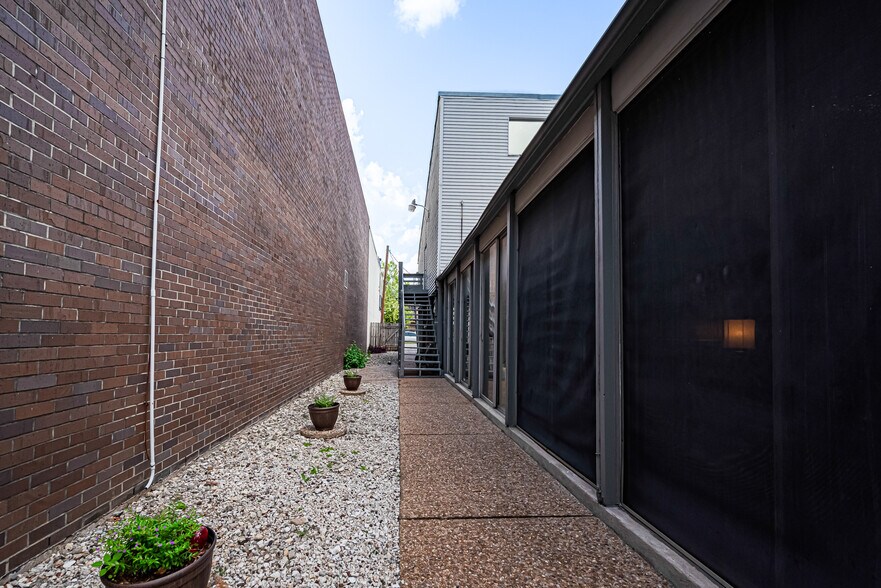 More Photos Of 1914 N Memorial Way, Houston Office For Lease