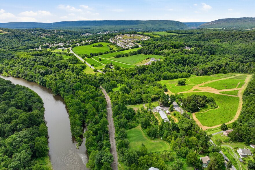 More Photos Of 429 Riverview Dr, Walnutport Flex For Sale