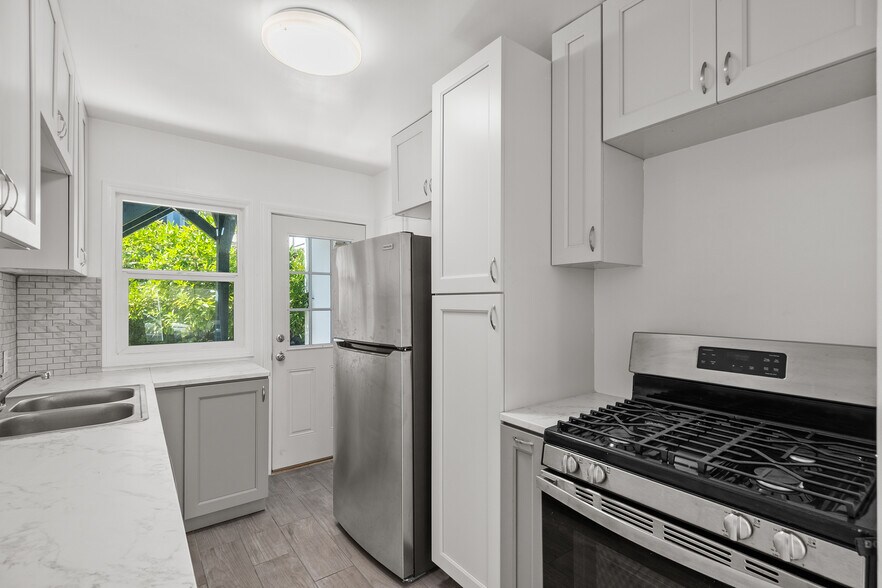 More Photos Of 8710 Sherwood Dr, West Hollywood Multifamily For Sale
