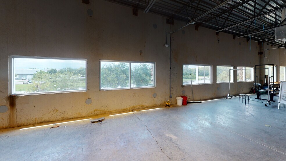 More Photos Of 6557 Hazeltine National Dr, Orlando Distribution For Lease