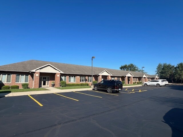 More Photos Of 760 McArdle Dr, Crystal Lake Office For Lease