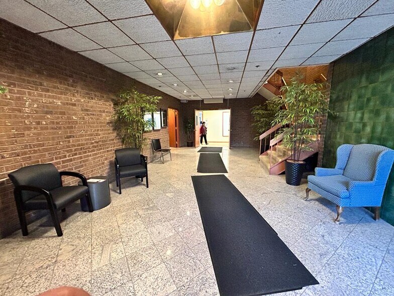 More Photos Of 450 Maple Ave E, Vienna Medical For Lease