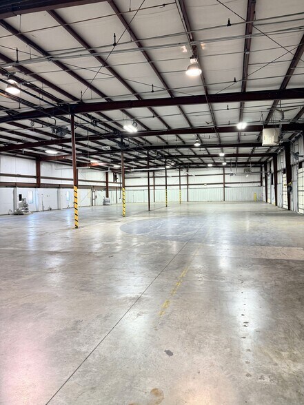 More Photos Of 1325 SW Market St, Lee's Summit Manufacturing For Sale