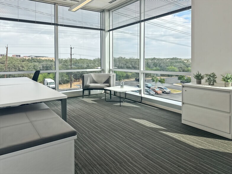More Photos Of 401 E Sonterra Blvd, San Antonio Coworking Space
