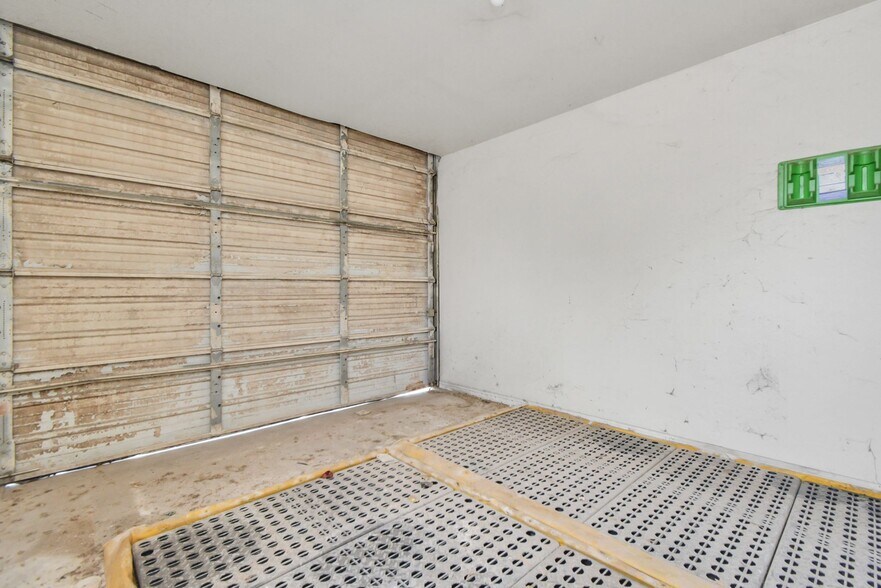 More Photos Of 1500 W Highway 6, Alvin Truck Terminal For Lease