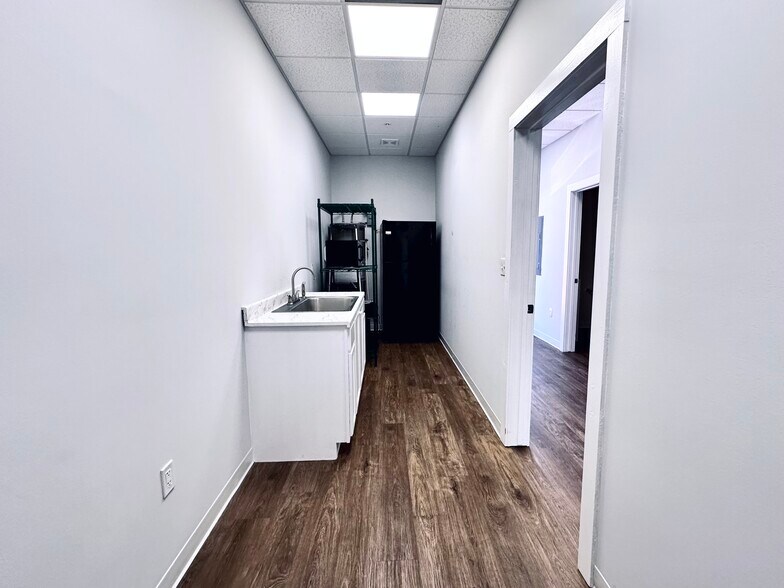 More Photos Of 605-701 E University Ave, Georgetown Storefront Retail Office For Sale