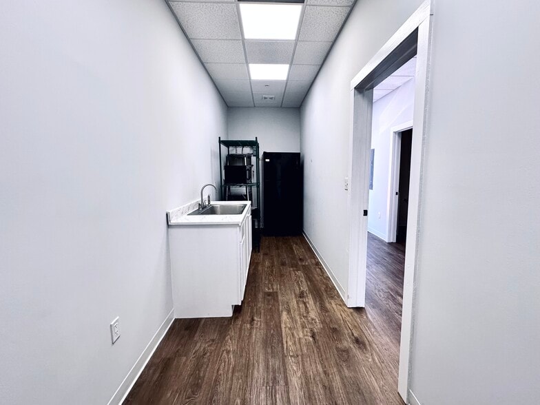 More Photos Of 605-701 E University Ave, Georgetown Storefront Retail Office For Sale