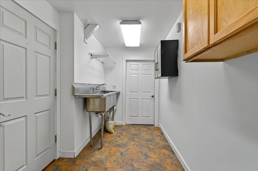 More Photos Of 80 W Circular St, Saratoga Springs Storefront For Lease