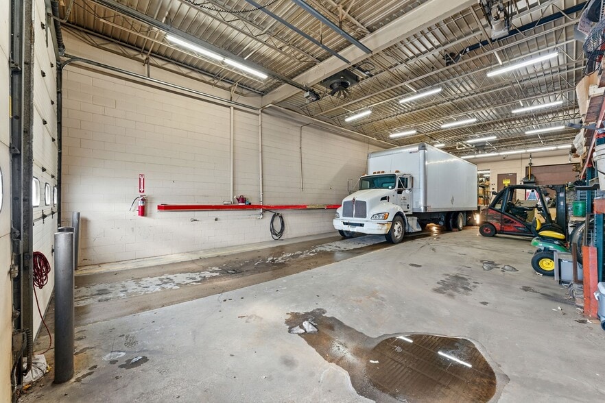 More Photos Of 124 Eva St, Saint Paul Light Manufacturing For Sale