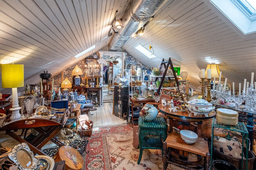 More Photos Of 3301 Franklin Ave, Millbrook General Retail For Sale