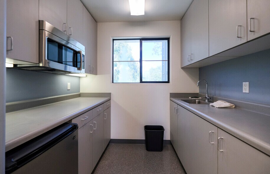 More Photos Of 32 Calle Cesar Chavez, Santa Barbara Manufacturing For Sale