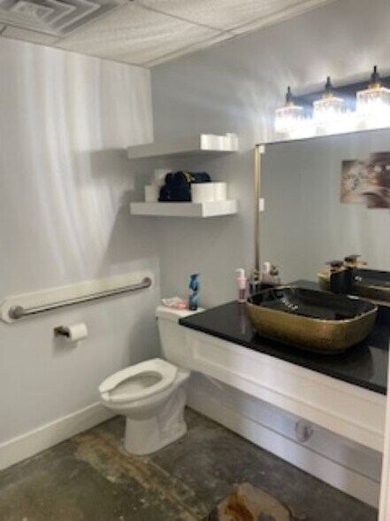 More Photos Of 3241 Franklin Ave, Midland Flex For Lease