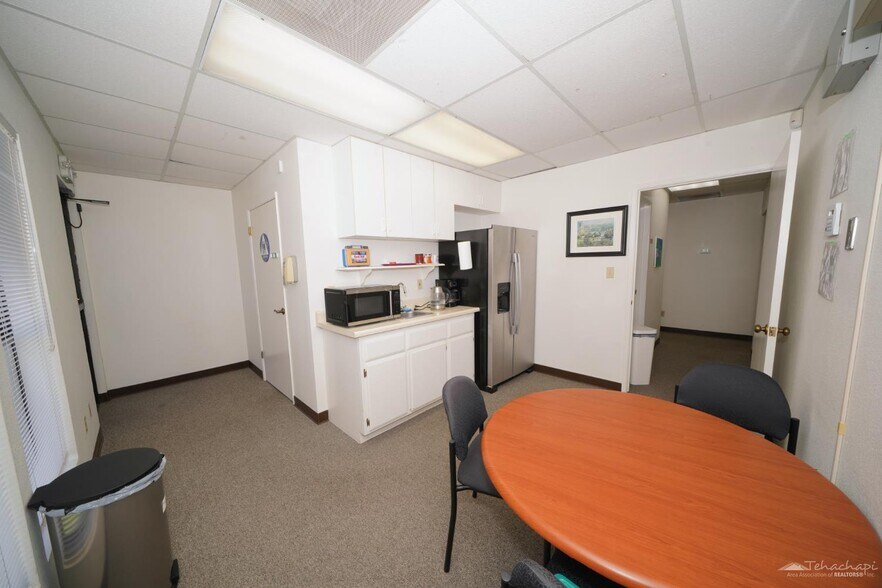 More Photos Of 20031 W Valley Blvd, Tehachapi Office For Sale