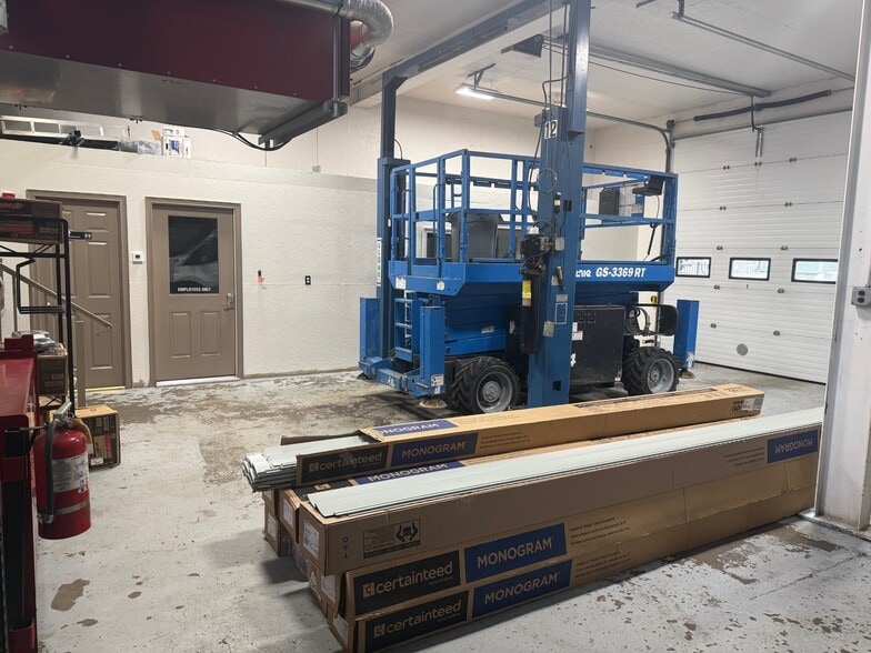 More Photos Of 25 Grand Ave, Cumberland Auto Repair For Lease