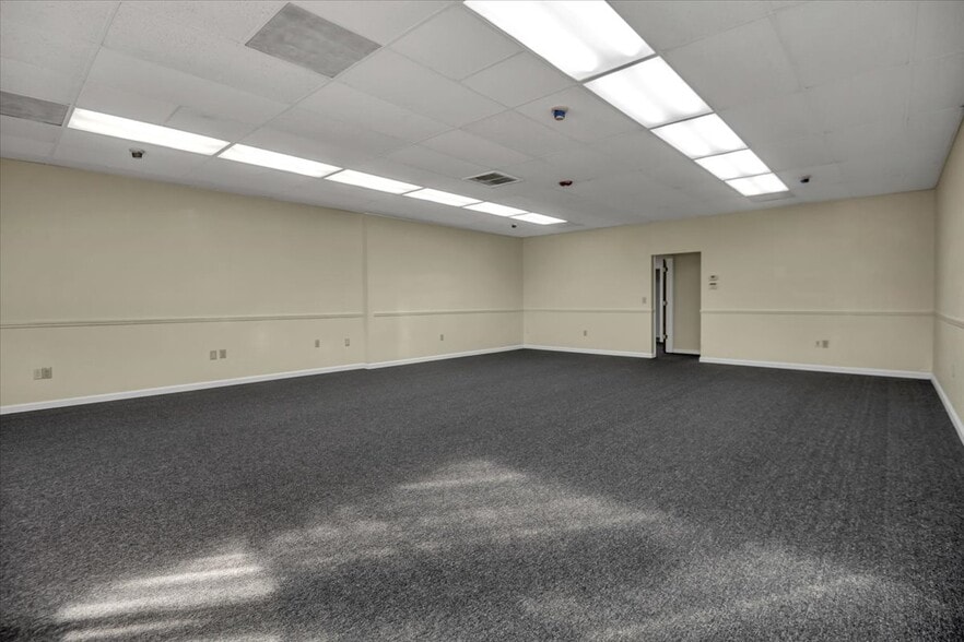 More Photos Of 2131-2143 S Tamiami Trl, Venice Storefront Retail Office For Sale