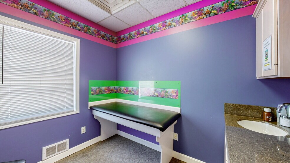 More Photos Of 1701 Spring St, Jeffersonville Medical For Sale