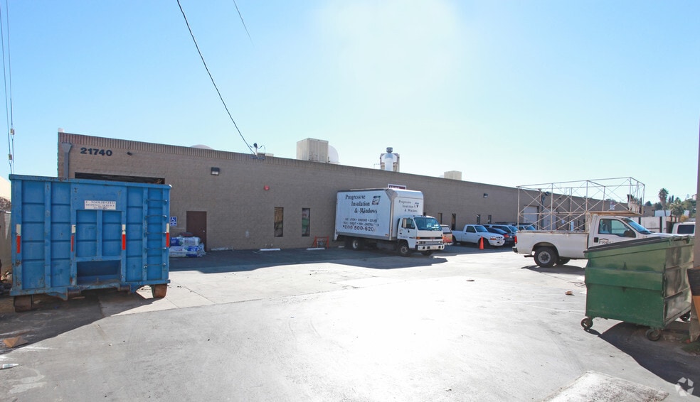 More Photos Of 21740-21748 Marilla St, Chatsworth Warehouse For Lease