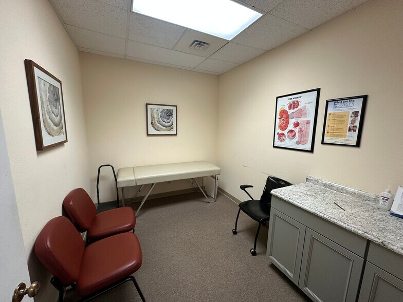 More Photos Of 3801 Bee Ridge Rd, Sarasota Storefront For Lease