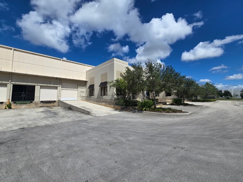 More Photos Of 10400 NW 55th St, Sunrise Manufacturing For Lease