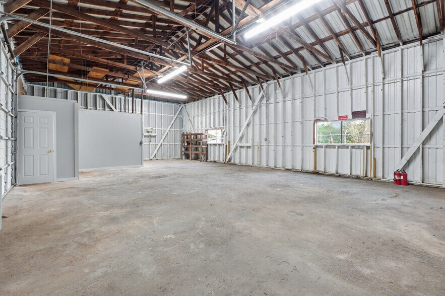 More Photos Of 2233 Garden Rd, Pearland Warehouse For Lease