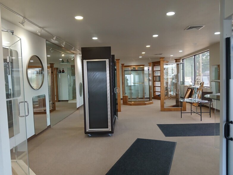 More Photos Of 953 Egg Harbor Rd, Sturgeon Bay General Retail For Sale