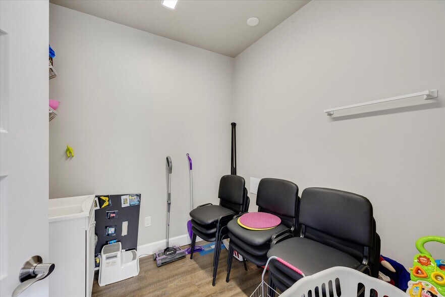 More Photos Of 113 N Elm St, Canby Restaurant For Sale