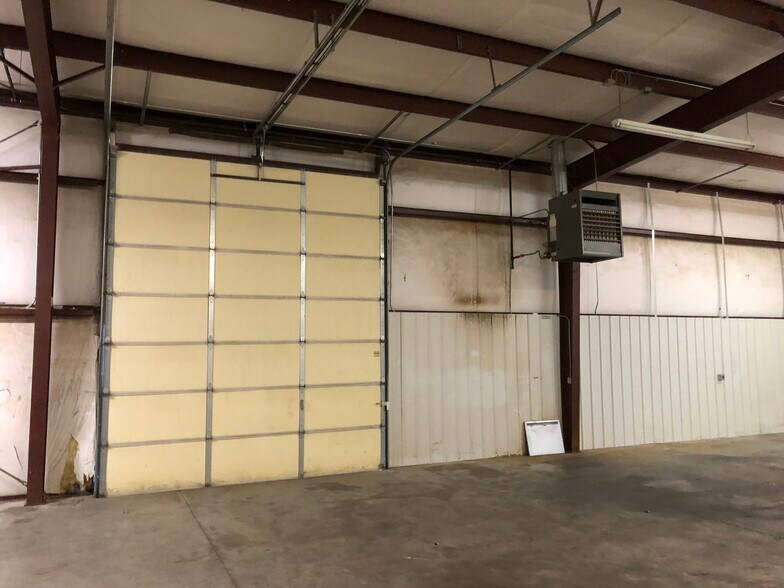 More Photos Of 2530-2536 S Leonine St, Wichita Warehouse For Lease