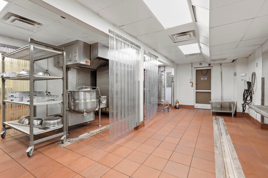 More Photos Of 1250-1264 SW Biltmore St, Port Saint Lucie Warehouse For Sale