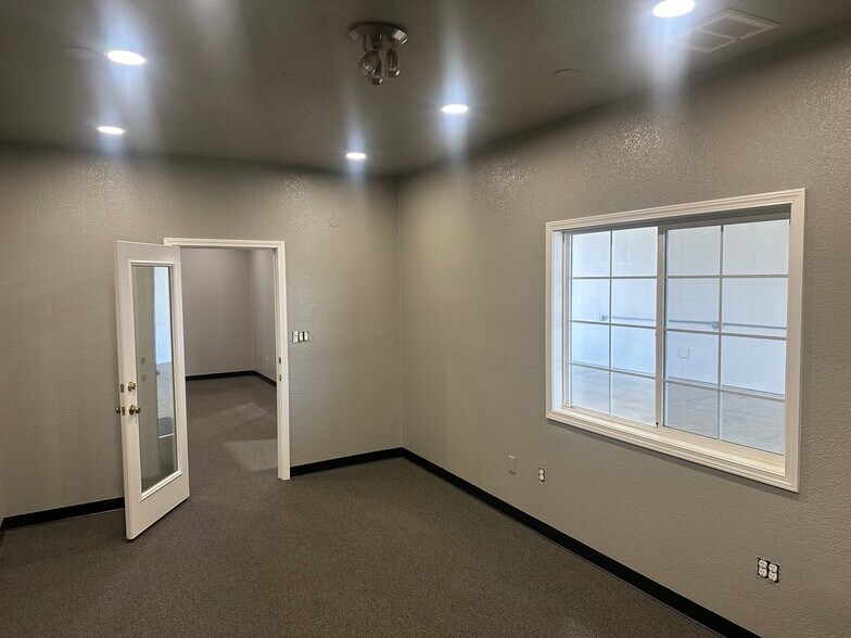 More Photos Of 3050-3052 Commerce Way, Turlock Service For Lease