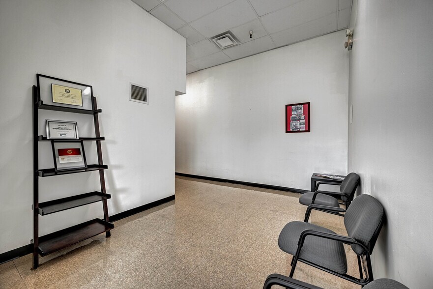 More Photos Of 100 Chamber Plz, Charleroi Supermarket For Lease