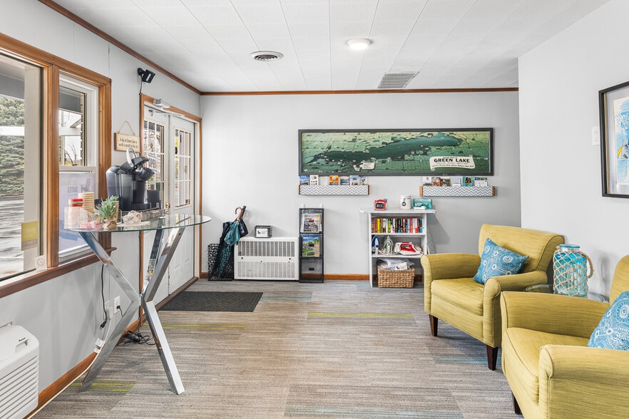 More Photos Of 488 South St, Green Lake Hotel For Sale