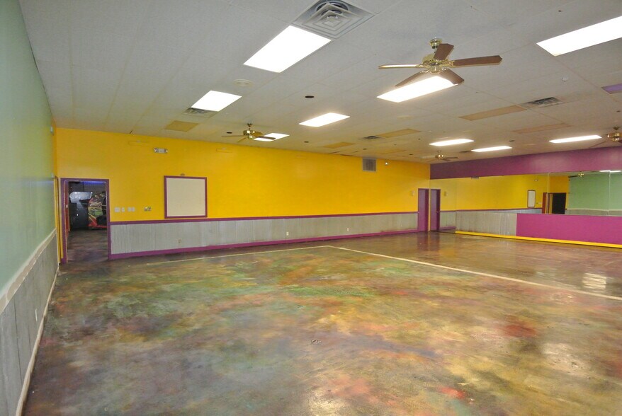 More Photos Of 2911 Brunswick Ave, New Bern Sports And Entertainment For Lease