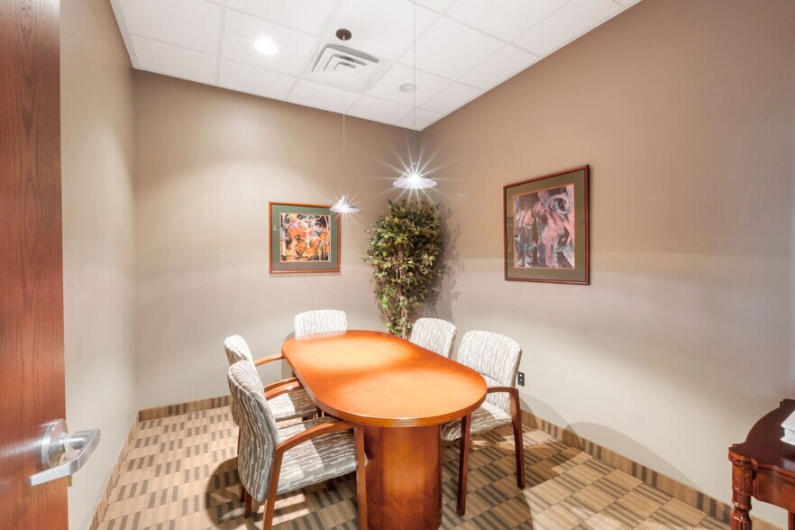 More Photos Of 7430 S Creek Rd, Sandy Office For Lease