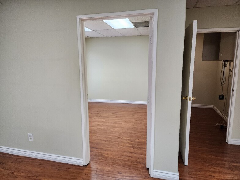 More Photos Of 7041 Owensmouth Ave, Canoga Park Office For Sale