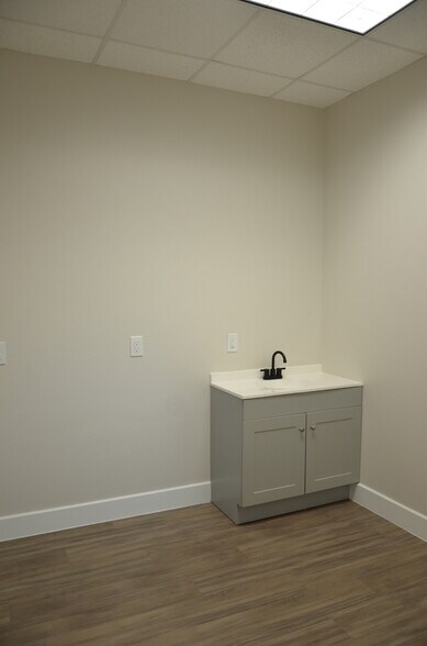 More Photos Of 7115 FM 2920, Spring Unknown For Lease