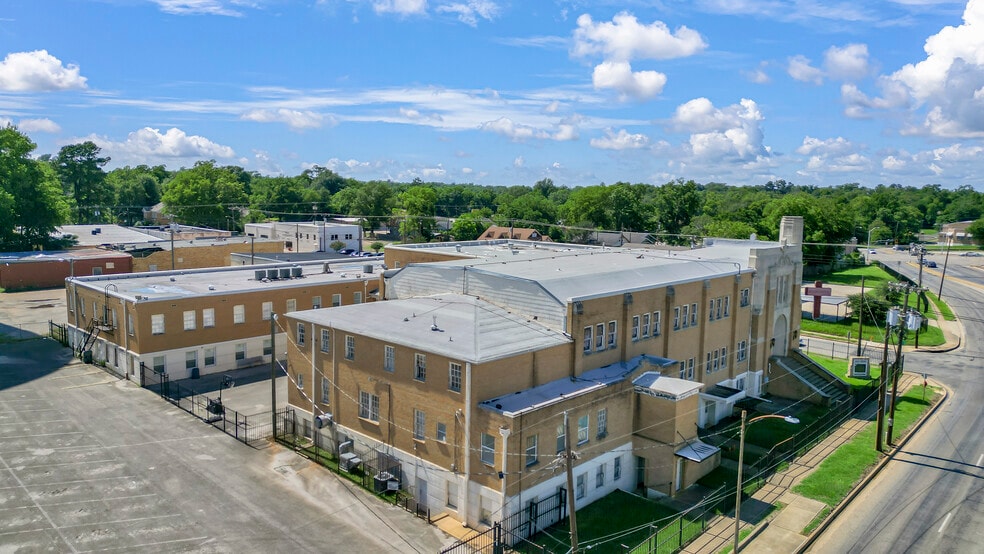 More Photos Of 102 W Bow St, Tyler Religious Facility For Sale