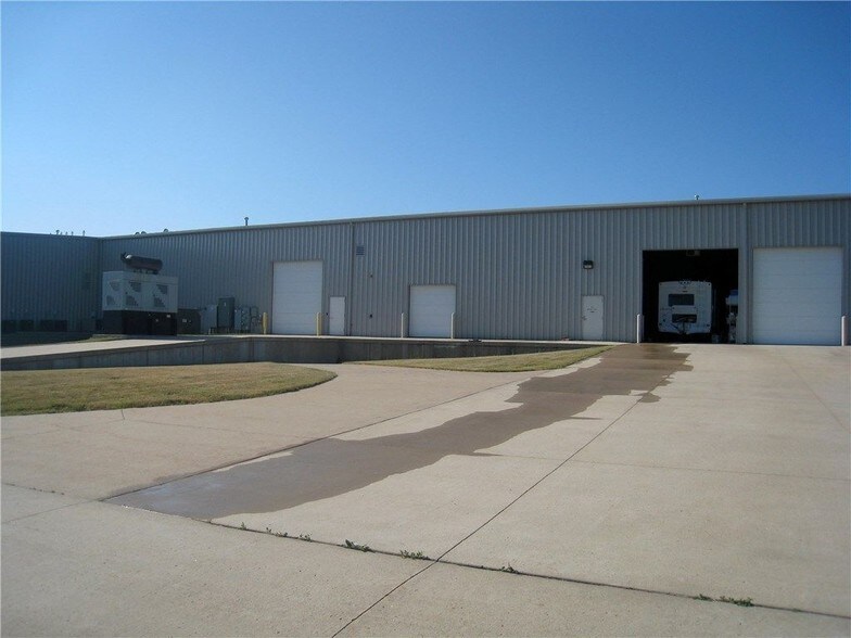 More Photos Of 921-929 Marthas Way, Hiawatha Light Distribution For Sale