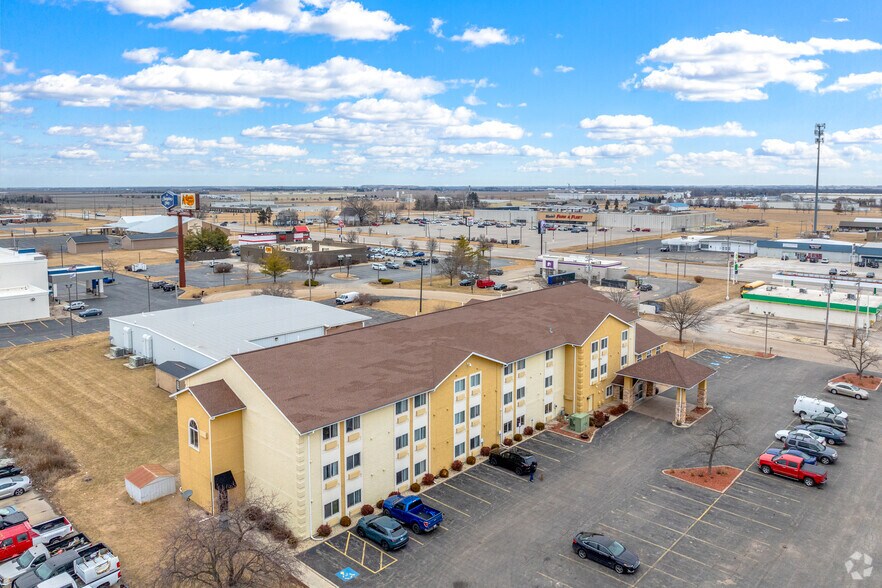 More Photos Of 120 W Stevenson Rd, Ottawa Hotel For Sale