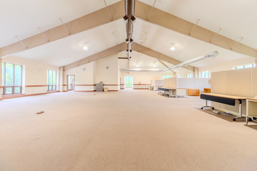 More Photos Of 5 B W Industrial, Washington Warehouse For Lease