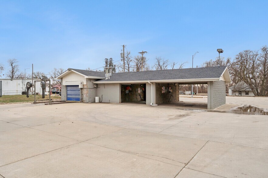 More Photos Of 630 W Elkhorn St, Arlington Freestanding For Sale