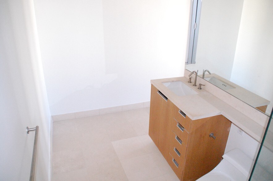 More Photos Of 8 Brooks Ave, Venice Apartments For Lease