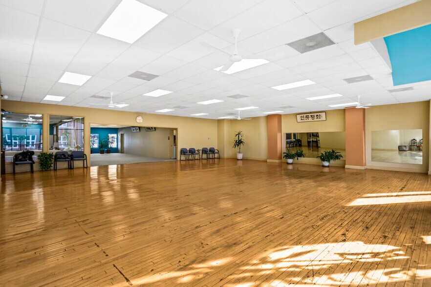 More Photos Of 3121 N Lincoln Ave, Chicago Loft Creative Space For Sale