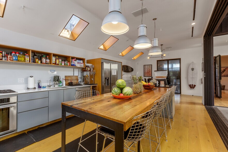 More Photos Of 1746 Abbot Kinney Blvd, Venice Loft Creative Space For Lease