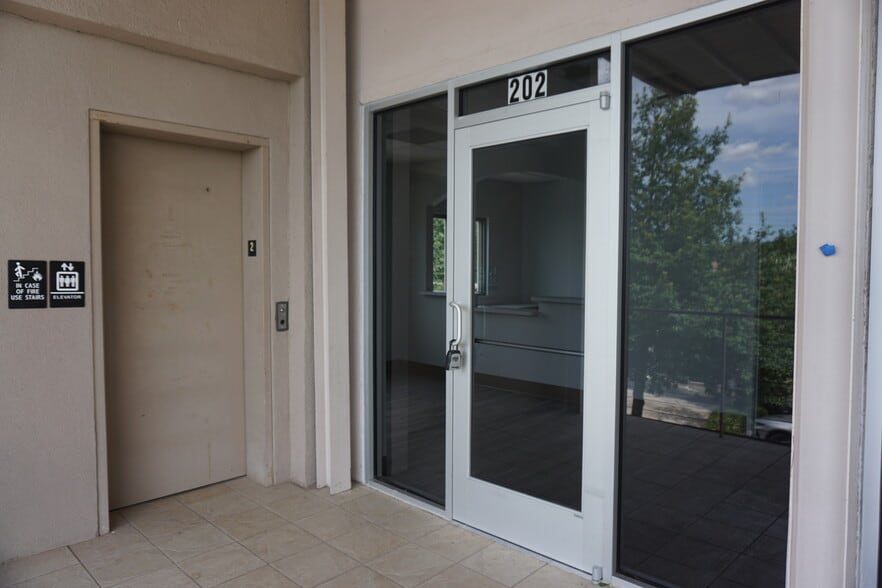 More Photos Of 156 W Sunset Rd, San Antonio Office Residential For Lease