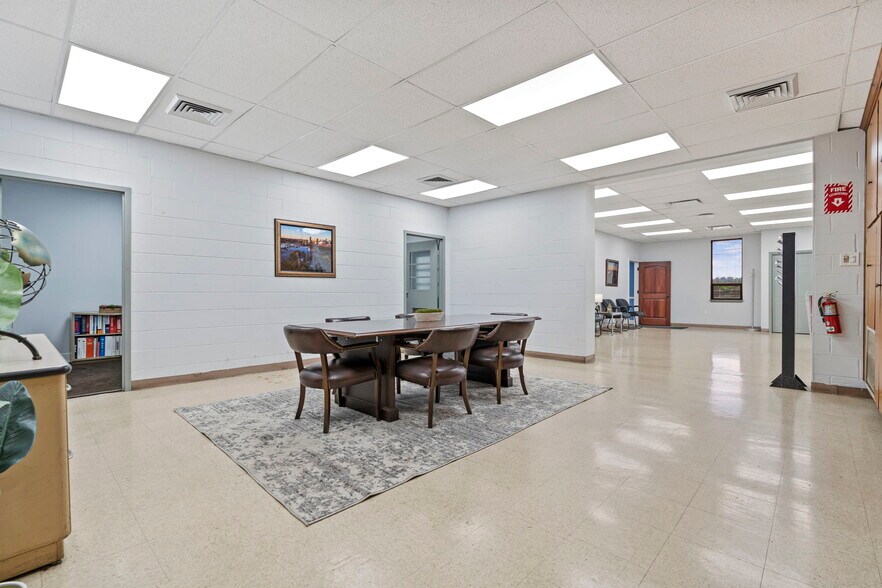 More Photos Of 1001 E 4th St, Richmond Showroom For Lease